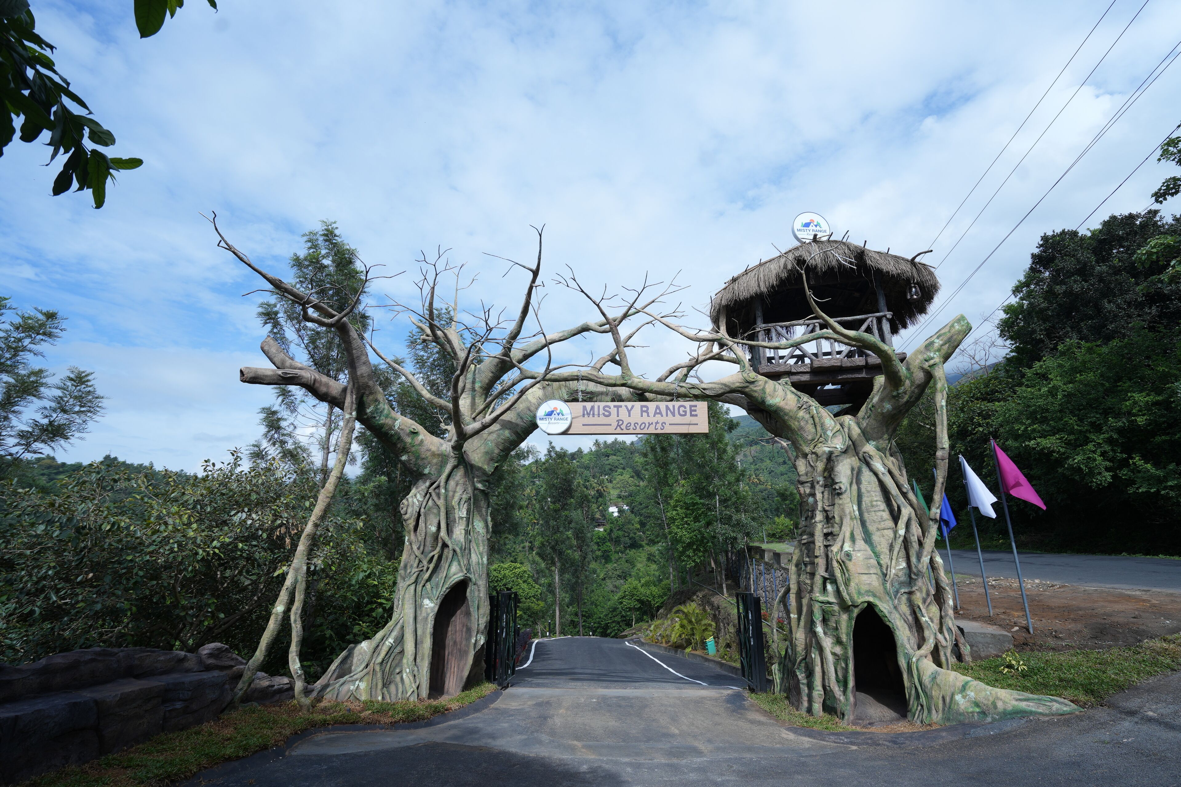 L’entrée d’une cabane dans les arbres, avec une enseigne indiquant « Misty Range Resorts ».