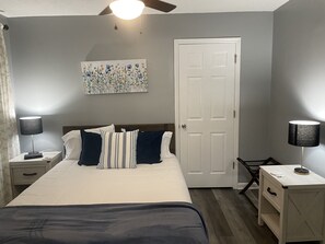 3 bedrooms, desk, iron/ironing board, free WiFi - Downtown / newly remodeled 3bed/2bath home. (Chattanooga)