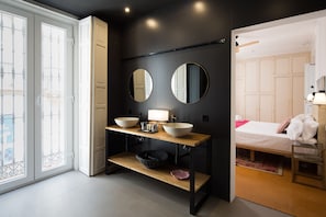 Chambre Deluxe Double ou avec lits jumeaux, salle de bains privée | Salle de bain | Sèche-cheveux, serviettes fournies, savon, shampoing