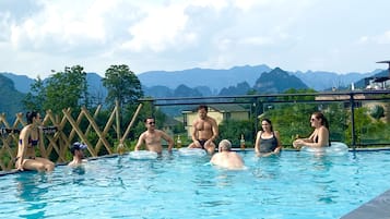 Una piscina al aire libre