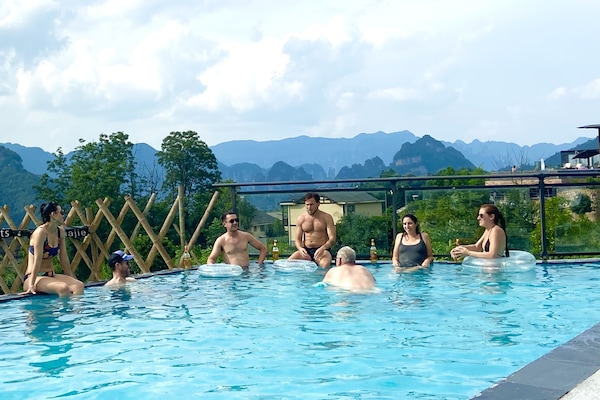 Una piscina al aire libre