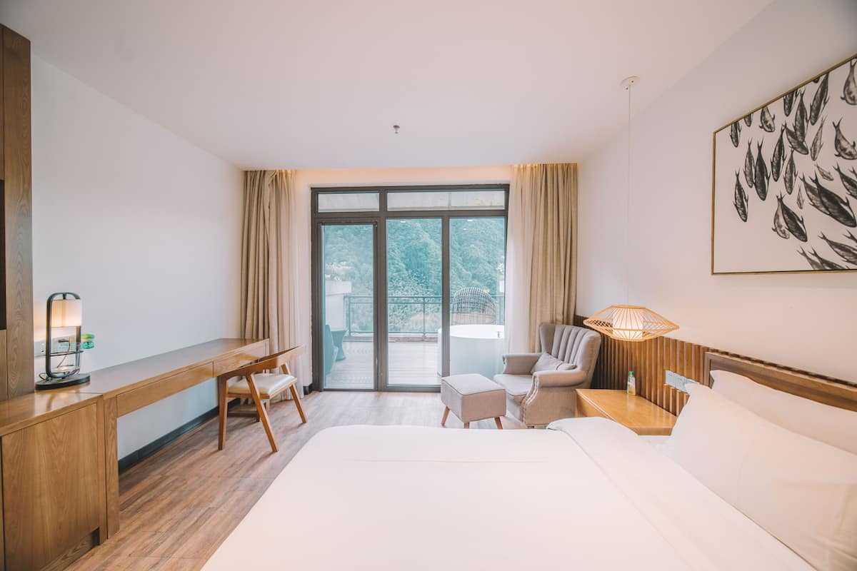 Premium Room | 1 bedroom, premium bedding, pillowtop beds, free minibar