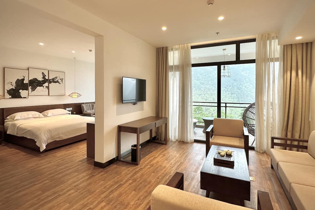 Senior Suite, 1 Bedroom | 1 bedroom, premium bedding, pillowtop beds, free minibar