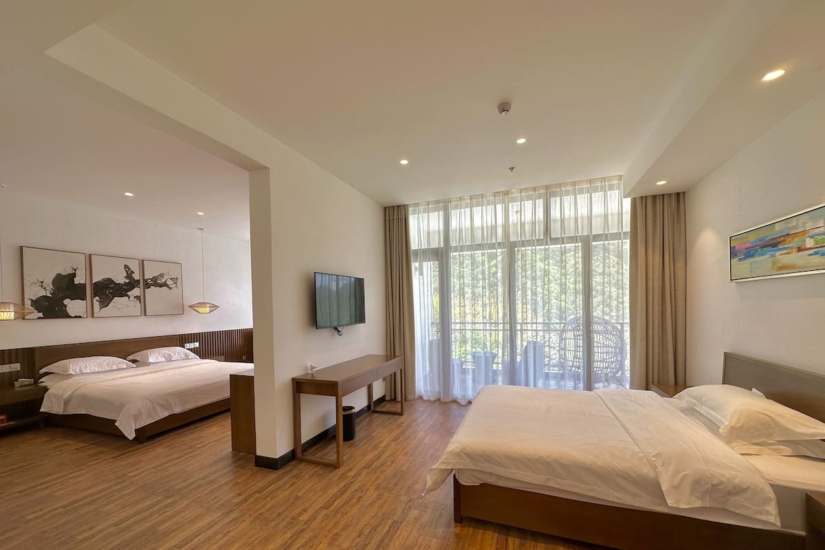 Senior Studio Suite | 1 bedroom, premium bedding, pillowtop beds, free minibar
