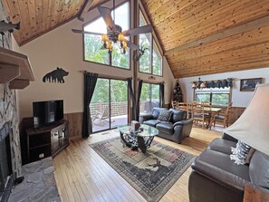 Fernseher, Kamin, Tischfußball