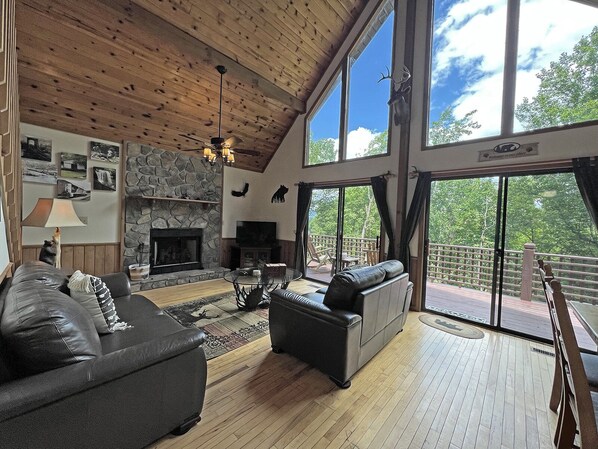 Fernseher, Kamin, Tischfußball