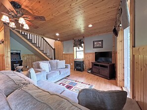TV, fireplace, table football - Eagles View Landing Two Bedroom Cabin with Gaming Tables Near Fontana Lake (Bryson City)