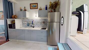 Réfrigérateur, micro-ondes, cafetiÚre/bouilloire, bouilloire électrique