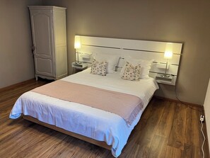 3 chambres, fer et planche à repasser, Wi-Fi gratuit, draps fournis