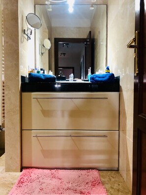 A bathroom with a mirror, sink, and two drawers. - Villa Pareada con Piscina Infinity e Incomparables Vistas (Puigderrós)