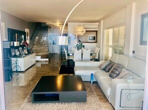 Smart TV - Villa Pareada con Piscina Infinity e Incomparables Vistas (Puigderrós)