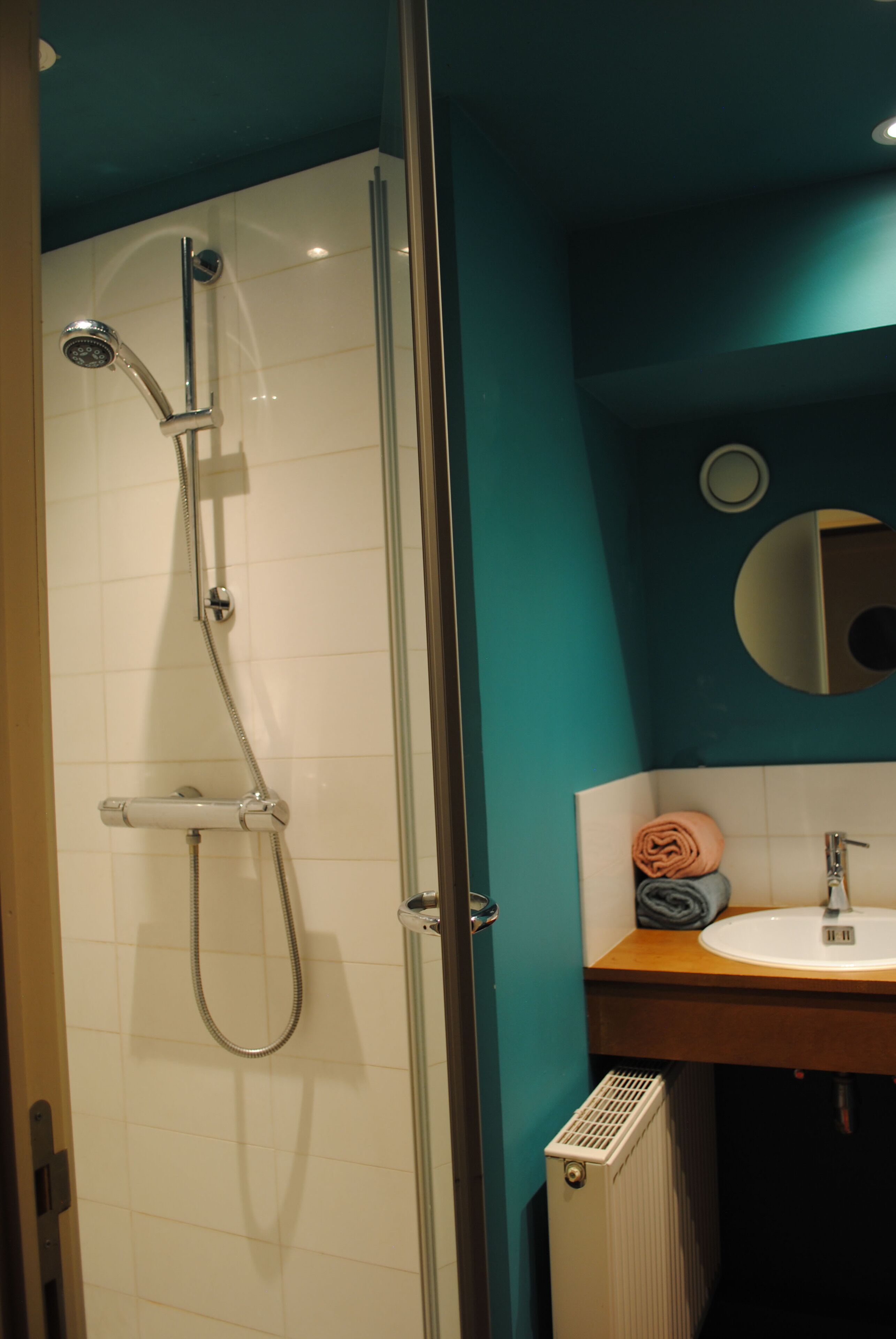 Een douche, een haardroger, handdoeken, zeep