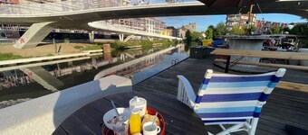 houseboat near city center 