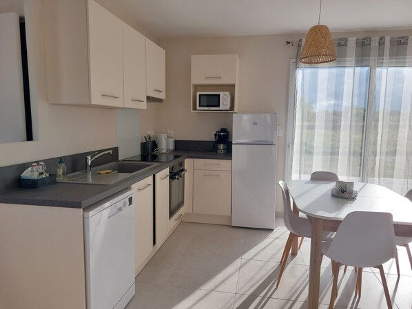 Réfrigérateur, micro-ondes, four, plaque de cuisson