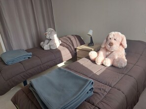 2 slaapkamers, een strijkplank/strijkijzer, reisbedje