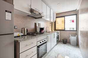 Frigorífico, microondas, horno y placa de cocina