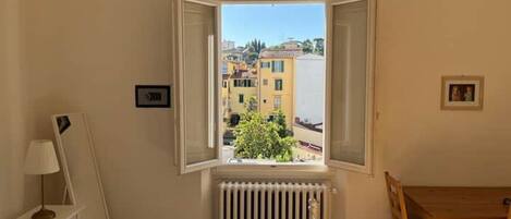 2 عدّة غرف نوم ومكتب ومكواة/لوح كي وواي فاي مجانًا