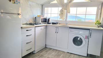 Fridge, microwave, stovetop, dishwasher
