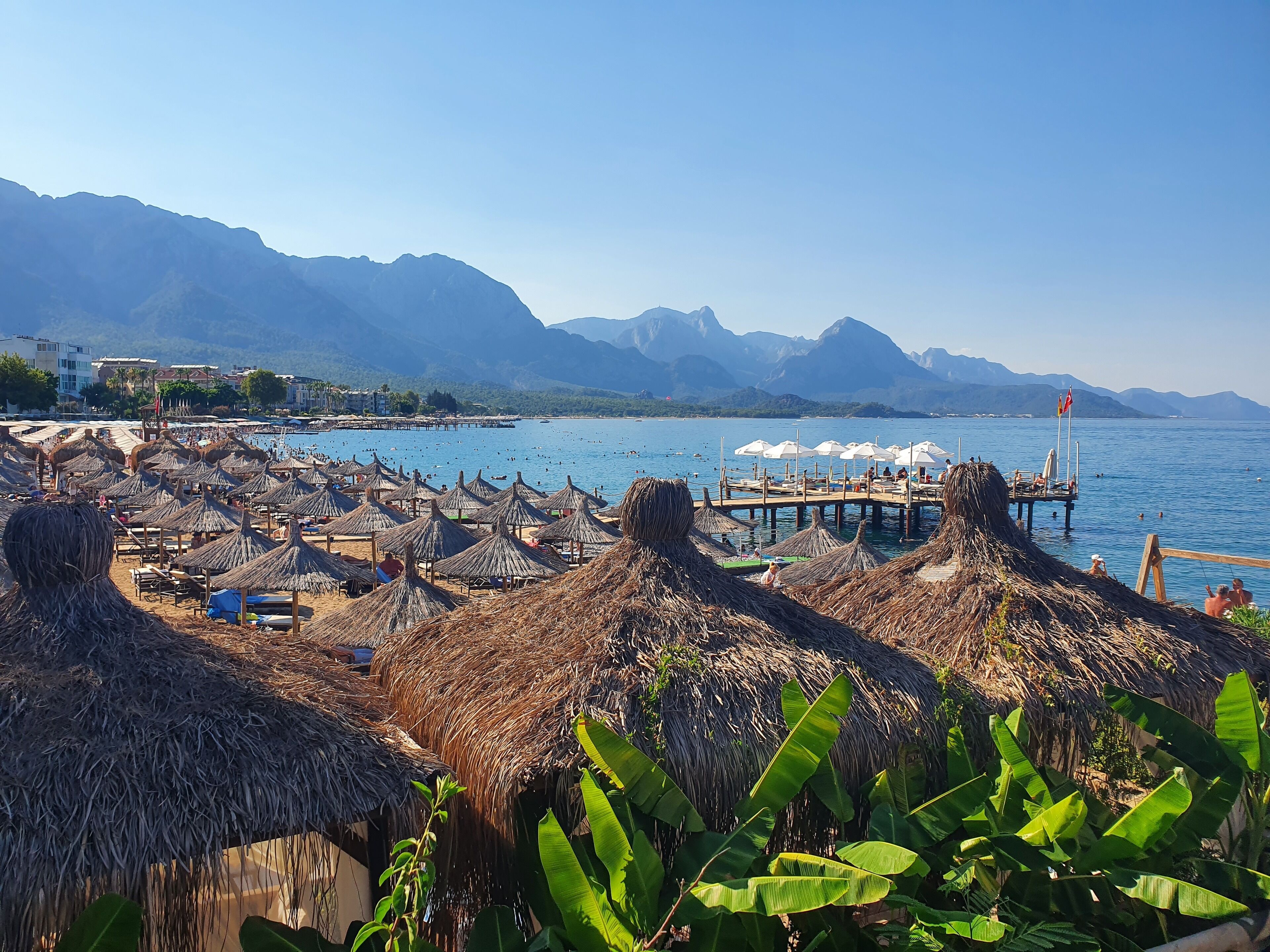 Playa en los alrededores y camastros 