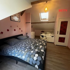 Deluxe Double Room | Desk, free WiFi, bed sheets - Le petit manoir (Farceaux)