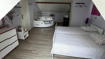 华丽双人房 | 办公桌、免费 WiFi、床单