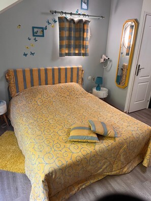 双人房 | 办公桌、免费 WiFi、床单