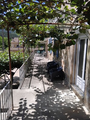 Terrace/patio - Gîte au Cœur D'un Centre Équestre (Les Salelles)