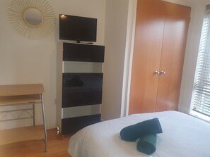2 bedrooms, in-room safe, desk, iron/ironing board - You'll love the close and good transport links to central London  (London)