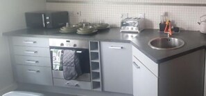 Fridge, microwave, oven, dishwasher - You'll love the close and good transport links to central London  (London)