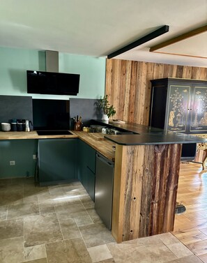 Réfrigérateur, micro-ondes, plaque de cuisson, cafetière/bouilloire