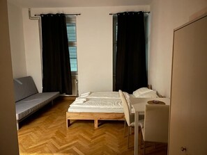 Habitación económica | 1 dormitorio y tabla de planchar con plancha