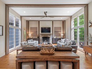 Smart TV, caminetto, lettore DVD, libri