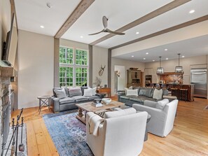 Smart TV, caminetto, lettore DVD, libri