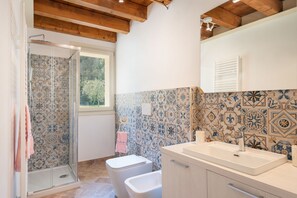 Dutxa, assecador de cabells i bidet 