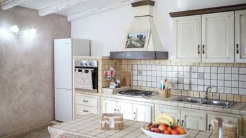 Fridge, oven, stovetop, coffee/tea maker