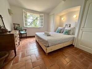 3 bedrooms, bed sheets