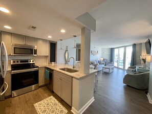 ثلاجة، ميكروويف، فرن، موقد طهي مسطح