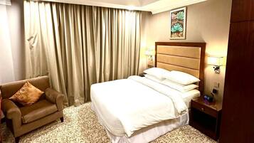 Premium Room | 1 bedroom, in-room safe, desk, blackout drapes