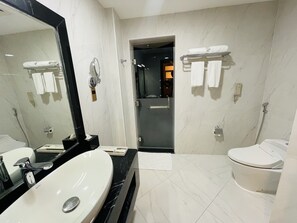 Familie suite, 1 kingsize bed, niet-roken, uitzicht op stad | Badkamer | Een douche, gratis toiletartikelen, een haardroger, badjassen
