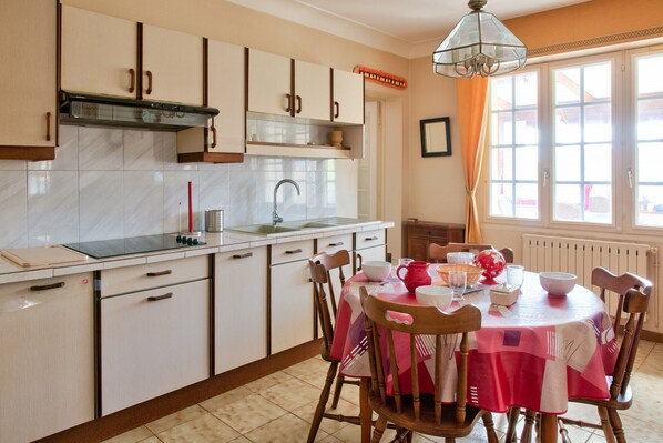 Fridge, microwave, oven, coffee/tea maker