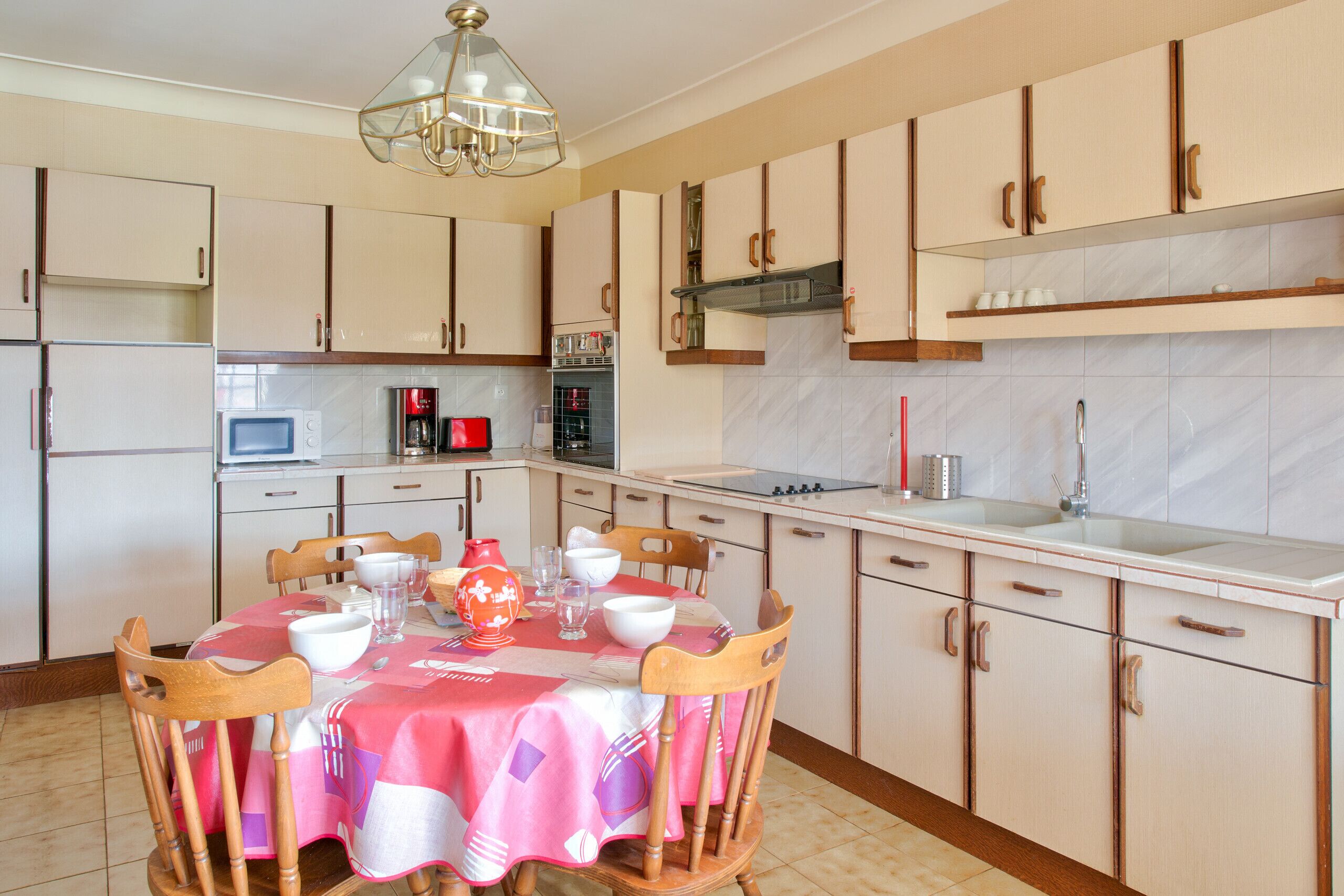 Een koelkast, een microgolfoven, een oven