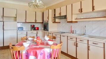 Fridge, microwave, oven, coffee/tea maker