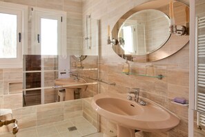 Shower, hair dryer - House with pool for 4 adults, 2 children (Plomeur)