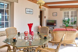 Dining - House with pool for 4 adults, 2 children (Plomeur)