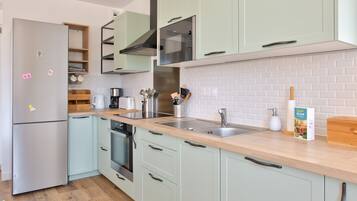 Een koelkast, een microgolfoven, een oven, een vaatwasser