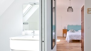 Una camera da letto con un letto, un comodino e una abat-jour.