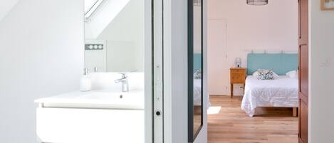 4 habitaciones, tabla de planchar con plancha y wifi gratis