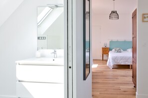 4 bedrooms, iron/ironing board, free WiFi