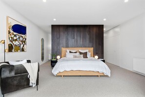 4 makuuhuonetta, työpöytä, Wi-Fi, vuodevaatteet