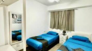 4 habitaciones, tabla de planchar con plancha y cuna de viaje